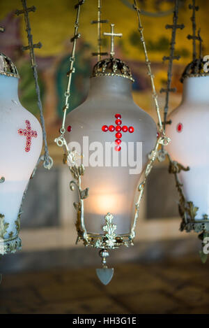 Les lampes dans l'église Saint Sépulcre, Jérusalem, Israël Banque D'Images