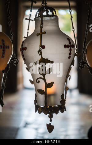 Les lampes dans l'église Saint Sépulcre, Jérusalem, Israël Banque D'Images