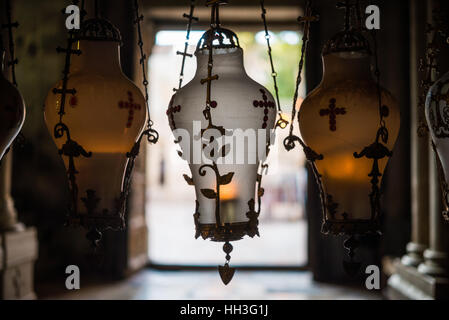 Les lampes dans l'église Saint Sépulcre, Jérusalem, Israël Banque D'Images