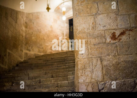 Sculpté dans le graffiti Crusader murs escaliers menant à Chapelle de Saint Joseph, l'église de Saint Sépulcre, Jérusalem, Israël Banque D'Images