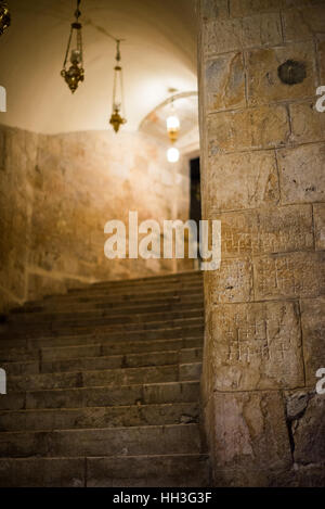 Sculpté dans le graffiti Crusader murs escaliers menant à Chapelle de Saint Joseph, l'église de Saint Sépulcre, Jérusalem, Israël Banque D'Images