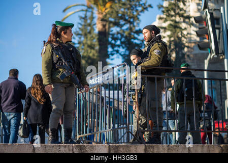 Des soldats israéliens sur la garde près de la Porte de Damas à Jérusalem, Israël Banque D'Images