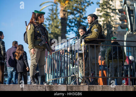 Des soldats israéliens sur la garde près de la Porte de Damas à Jérusalem, Israël Banque D'Images