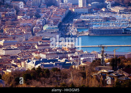 Le centre-ville de Trieste vue aérienne, capitale de la région Frioul-Vénétie Julienne en Italie du nord Banque D'Images