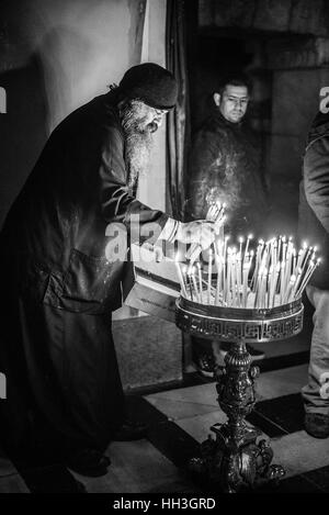 Un dignitaire religieux orthodoxe grec dans la Crucifixion autel dans l'église de Saint Sépulcre sur le Golgotha, Jérusalem, Israël Banque D'Images