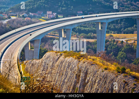 Viaduc Crni Kal en Slovénie avec vue sur la région côtière de paysage Banque D'Images
