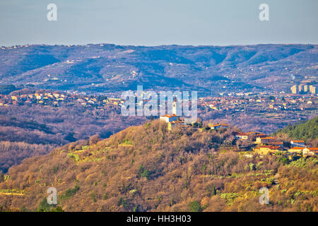 Les villages et les collines de la région côtière de la Slovénie Banque D'Images