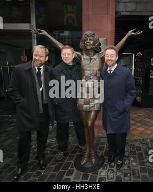 Cilla Black fils (de gauche à droite) Ben, Jack, et Robert Willis par la statue de la chanteuse lors de son dévoilement à l'extérieur du Cavern Club à Liverpool. Banque D'Images