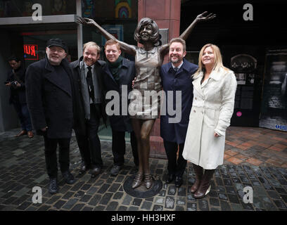 Artiste Andy Edwards (à gauche) avec Cilla Black fils (de gauche à droite) Ben, Jack et Robert Willis avec l'artiste Emma Rodgers par la statue de la chanteuse lors de son dévoilement à l'extérieur du Cavern Club à Liverpool. Banque D'Images