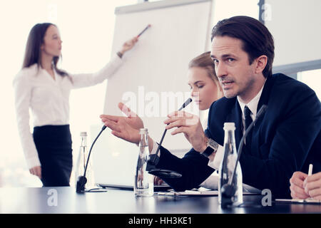 L'homme d'affaires en parlant au microphone de conférence présentation Banque D'Images