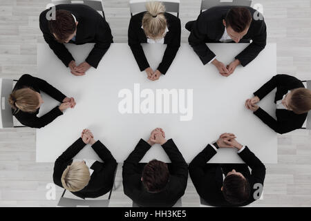 Les gens assis autour de l'équipe d'affaires table vide, vue du dessus Banque D'Images
