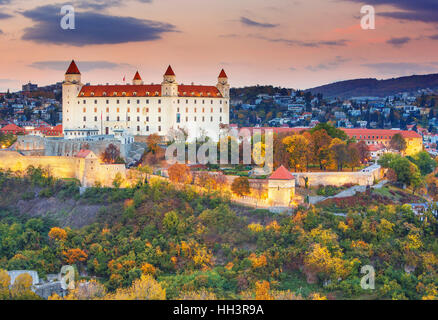 Le château de Bratislava sur Danube à Bratislava,Slovaquie,coucher de soleil Banque D'Images