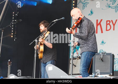 Kris Drever et Martin Green avec musiciens sur scène à LAU Folk par le chêne, Hatfield House Juillet 2016 Banque D'Images