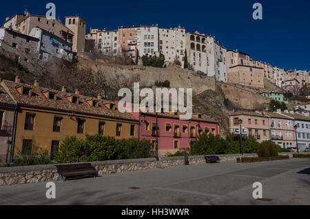 Cuenca, Espagne - Décembre 29, 2016 : Avis aux maisons suspendues 'Casas Colgadas' de la vieille ville de Cuenca. Cité médiévale, construite sur les pentes abruptes d'une montagne. Banque D'Images