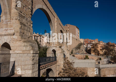 Aqueduc de Los Arcos en vieille ville. Teruel, Aragon, Espagne Banque D'Images