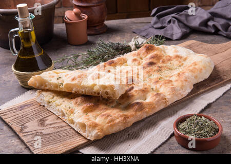 Le pain focaccia romana sur rusti composition still life Banque D'Images