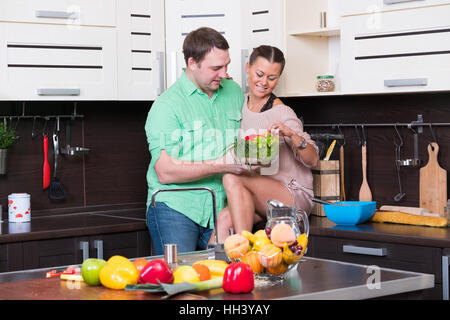 Jeune couple s'amusant dans la cuisine Banque D'Images