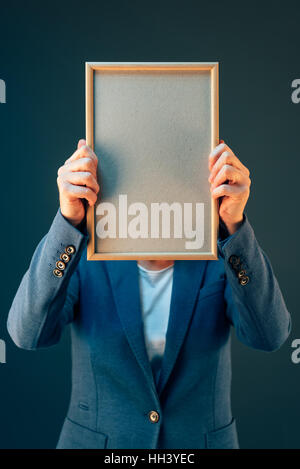 Business Woman holding blank diplôme certificat comme copie espace maquette Banque D'Images