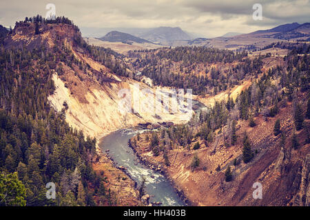 Tons Vintage canyon dans le Parc National de Yellowstone sur jour de pluie, Wyoming, USA. Banque D'Images