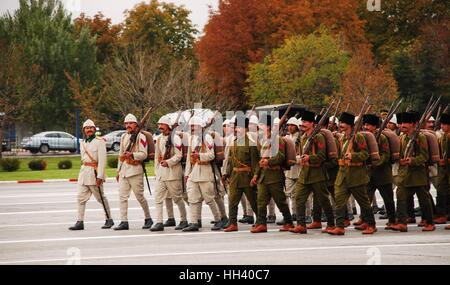 Des soldats turcs historiques effectués un spectacle au cours de la célébration du 87e anniversaire de la République turque. Banque D'Images