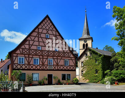 Deux étages de construction avec toit à double pignon décoratif, l'ancien bâtiment de la cour, dans l'arrière église paroissiale Johannes, Schwar Banque D'Images