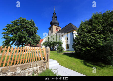 Église paroissiale Saint Oswald, une ancienne église fortifiée, Untersteinach, district de Kulmbach, Haute-Franconie, Bavière, Allemagne Banque D'Images