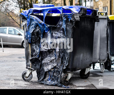 Brûlé et fondu corbeille à partir de feu. Dans un contenant de déchets brûlés dans la ville est fondu à cause de la chaleur à l'intérieur de l'incendie. Banque D'Images