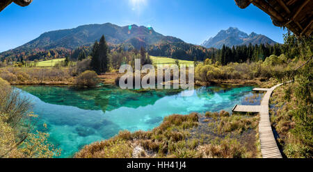 Lac Zelenci en Slovénie. Très beau lac avec la montagne au soleil dans l'arrière-plan. Panorama photo. Banque D'Images