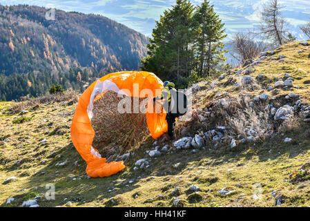 Accident de parapente. Parachute n'a pas réussi à démarrer et s'est coincé dans la brousse. L'enregistrement le parachute après l'échec de lancer un parapente. Banque D'Images