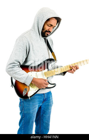 L'homme est à la guitare électrique. Artiste musicien portant des jeans et sweat est coincé sur son instrument. Isolé sur blanc. Banque D'Images