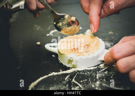 Faire des boulettes de pâte maison tortellini. Modèle pour les pâtes maison, rempli de viande. Woman's hand est la préparation de repas biologiques. Banque D'Images