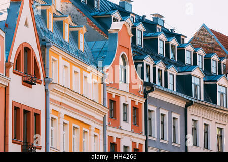 Riga, Lettonie. L'avis de tuile rouge avec toit en mansarde Gable quatre lucarnes sur la façade de l'ancien bâtiment sous ciel bleu. Banque D'Images