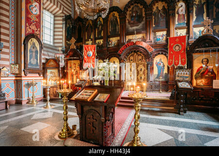 Vilnius, Lituanie - Juillet 04, 2016 : Le lutrin ou Analogueion avec deux icônes placées pour la vénération par les fidèles dans l'Eglise orthodoxe de Saint Nicholas. Banque D'Images