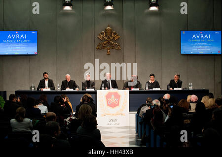 Conférence de presse pour le concert-bénéfice 'Avrai," qui se tiendra à l'occasion du bicentenaire de la Gendarmerie du Vatican, et seront exécutées par l'artiste Claudio Baglioni pour aider deux projets importants : un hôpital pour enfants à Bangui, République centrafricaine, et les victimes du tremblement de terre en Italie centrale, à la Salle de Presse du Saint-Siège au Vatican. Où : Cité du Vatican, Cité du Vatican, Saint-Siège Quand : 16 décembre 2016 Credit : IPA/WENN.com **Uniquement disponible pour publication au Royaume-Uni, USA, Allemagne, Autriche, Suisse** Banque D'Images