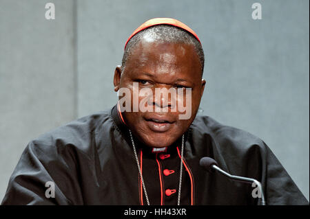 Conférence de presse pour le concert-bénéfice 'Avrai," qui se tiendra à l'occasion du bicentenaire de la Gendarmerie du Vatican, et seront exécutées par l'artiste Claudio Baglioni pour aider deux projets importants : un hôpital pour enfants à Bangui, République centrafricaine, et les victimes du tremblement de terre en Italie centrale, à la Salle de Presse du Saint-Siège au Vatican. Où : Cité du Vatican, Cité du Vatican, Saint-Siège Quand : 16 décembre 2016 Credit : IPA/WENN.com **Uniquement disponible pour publication au Royaume-Uni, USA, Allemagne, Autriche, Suisse** Banque D'Images