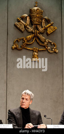 Claudio Baglioni traitant de la conférence de presse pour le concert-bénéfice 'Avrai," qui se tiendra à l'occasion du bicentenaire de la Gendarmerie du Vatican, et seront exécutées par l'artiste Claudio Baglioni pour aider deux projets importants : un hôpital pour enfants à Bangui, République centrafricaine, et les victimes du tremblement de terre en Italie centrale, à la Salle de Presse du Saint-Siège au Vatican. En vedette : Claudio Baglioni Où : Cité du Vatican, Cité du Vatican, Saint-Siège Quand : 16 décembre 2016 Credit : IPA/WENN.com **Uniquement disponible pour publication au Royaume-Uni, USA, Allemagne, Autriche, Suisse** Banque D'Images