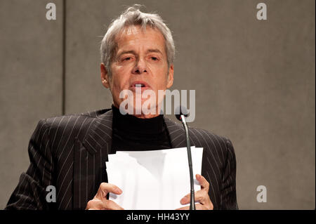 Claudio Baglioni traitant de la conférence de presse pour le concert-bénéfice 'Avrai," qui se tiendra à l'occasion du bicentenaire de la Gendarmerie du Vatican, et seront exécutées par l'artiste Claudio Baglioni pour aider deux projets importants : un hôpital pour enfants à Bangui, République centrafricaine, et les victimes du tremblement de terre en Italie centrale, à la Salle de Presse du Saint-Siège au Vatican. En vedette : Claudio Baglioni Où : Cité du Vatican, Cité du Vatican, Saint-Siège Quand : 16 décembre 2016 Credit : IPA/WENN.com **Uniquement disponible pour publication au Royaume-Uni, USA, Allemagne, Autriche, Suisse** Banque D'Images