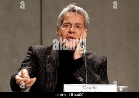 Claudio Baglioni traitant de la conférence de presse pour le concert-bénéfice 'Avrai," qui se tiendra à l'occasion du bicentenaire de la Gendarmerie du Vatican, et seront exécutées par l'artiste Claudio Baglioni pour aider deux projets importants : un hôpital pour enfants à Bangui, République centrafricaine, et les victimes du tremblement de terre en Italie centrale, à la Salle de Presse du Saint-Siège au Vatican. En vedette : Claudio Baglioni Où : Cité du Vatican, Cité du Vatican, Saint-Siège Quand : 16 décembre 2016 Credit : IPA/WENN.com **Uniquement disponible pour publication au Royaume-Uni, USA, Allemagne, Autriche, Suisse** Banque D'Images