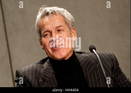 Claudio Baglioni traitant de la conférence de presse pour le concert-bénéfice 'Avrai," qui se tiendra à l'occasion du bicentenaire de la Gendarmerie du Vatican, et seront exécutées par l'artiste Claudio Baglioni pour aider deux projets importants : un hôpital pour enfants à Bangui, République centrafricaine, et les victimes du tremblement de terre en Italie centrale, à la Salle de Presse du Saint-Siège au Vatican. En vedette : Claudio Baglioni Où : Cité du Vatican, Cité du Vatican, Saint-Siège Quand : 16 décembre 2016 Credit : IPA/WENN.com **Uniquement disponible pour publication au Royaume-Uni, USA, Allemagne, Autriche, Suisse** Banque D'Images