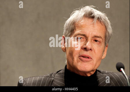 Claudio Baglioni traitant de la conférence de presse pour le concert-bénéfice 'Avrai," qui se tiendra à l'occasion du bicentenaire de la Gendarmerie du Vatican, et seront exécutées par l'artiste Claudio Baglioni pour aider deux projets importants : un hôpital pour enfants à Bangui, République centrafricaine, et les victimes du tremblement de terre en Italie centrale, à la Salle de Presse du Saint-Siège au Vatican. En vedette : Claudio Baglioni Où : Cité du Vatican, Cité du Vatican, Saint-Siège Quand : 16 décembre 2016 Credit : IPA/WENN.com **Uniquement disponible pour publication au Royaume-Uni, USA, Allemagne, Autriche, Suisse** Banque D'Images