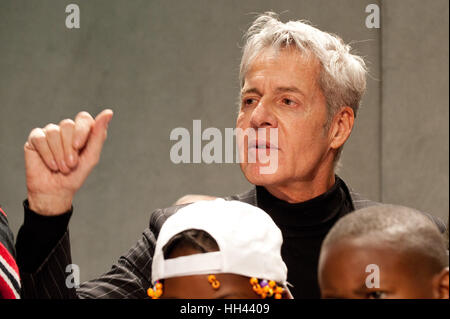 Claudio Baglioni traitant de la conférence de presse pour le concert-bénéfice 'Avrai," qui se tiendra à l'occasion du bicentenaire de la Gendarmerie du Vatican, et seront exécutées par l'artiste Claudio Baglioni pour aider deux projets importants : un hôpital pour enfants à Bangui, République centrafricaine, et les victimes du tremblement de terre en Italie centrale, à la Salle de Presse du Saint-Siège au Vatican. En vedette : Claudio Baglioni Où : Cité du Vatican, Cité du Vatican, Saint-Siège Quand : 16 décembre 2016 Credit : IPA/WENN.com **Uniquement disponible pour publication au Royaume-Uni, USA, Allemagne, Autriche, Suisse** Banque D'Images