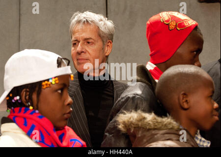 Claudio Baglioni traitant de la conférence de presse pour le concert-bénéfice 'Avrai," qui se tiendra à l'occasion du bicentenaire de la Gendarmerie du Vatican, et seront exécutées par l'artiste Claudio Baglioni pour aider deux projets importants : un hôpital pour enfants à Bangui, République centrafricaine, et les victimes du tremblement de terre en Italie centrale, à la Salle de Presse du Saint-Siège au Vatican. Où : Cité du Vatican, Cité du Vatican, Saint-Siège Quand : 16 décembre 2016 Credit : IPA/WENN.com **Uniquement disponible pour publication au Royaume-Uni, USA, Allemagne, Autriche, Suisse** Banque D'Images