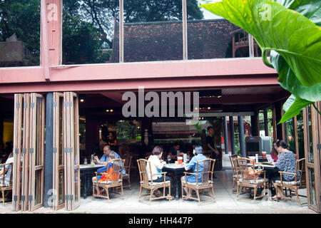 Visiteurs à Jim Thompson House Cafe à Bangkok - Thaïlande Banque D'Images