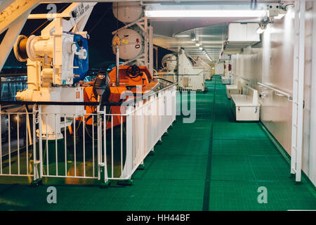 STOCKHOLM, Suède - 11 jan 2017 : Le bateau de sauvetage sur le pont promenade de la Reine de la Baltique cruiseferry administré par l'opérateur de ferry de l'Estonie Tallink. Banque D'Images