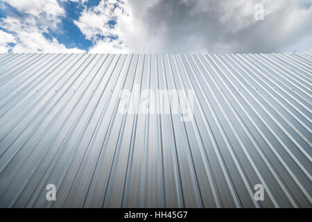 Feuille de métal wall against blue sky Banque D'Images