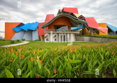 13 juin 2016, la ville de Panama, Panama : la construction d'Biomuseum colorés de fleurs de fleurs à l'avant Banque D'Images