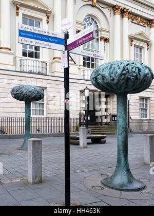 Panneau touristique et Richard Perry Tree Sculptures à Mansion House High Street South Yorkshire Angleterre Doncaster Banque D'Images