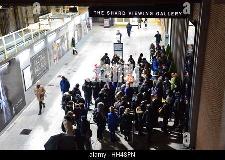 Les gens font la queue devant le Shard, le plus haut bâtiment d'Europe occidentale, où le View from the Shard publie 2,017 passes Love London exclusives offrant un accès illimité à la galerie d'observation de l'attraction pour 20.17 £. Banque D'Images