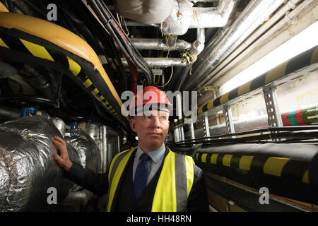 Chris Bryant, des porte-parole de la Commission de la restauration et le renouvellement du Palais de Westminster, tours les chambres du Parlement pour voir le travail qui doit être fait pour éviter l'augmentation des risques des bâtiments d'être ravagé par un incendie ou une inondation inondé dans les égouts. Banque D'Images