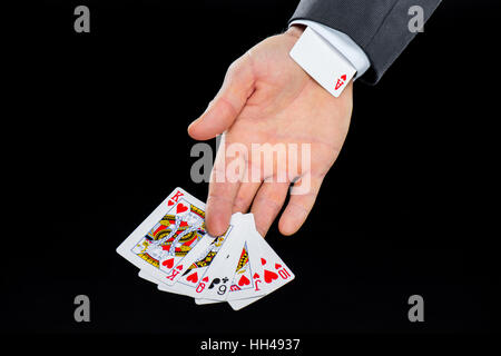 Vue partielle de l'homme tenant les cartes ayant caché dans Ace of Hearts manchon Banque D'Images